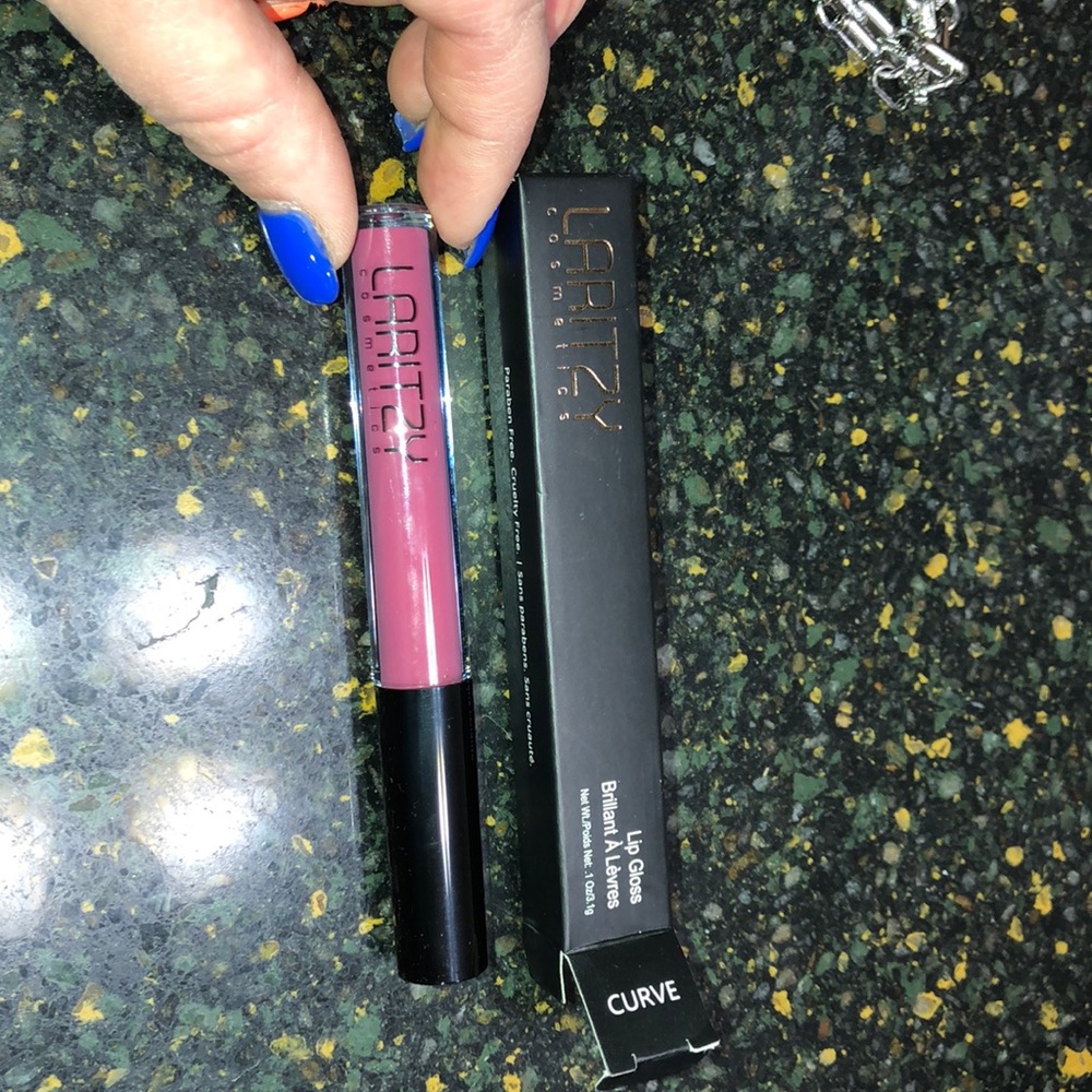 Laritzy Lip Gloss-Curve New in Box